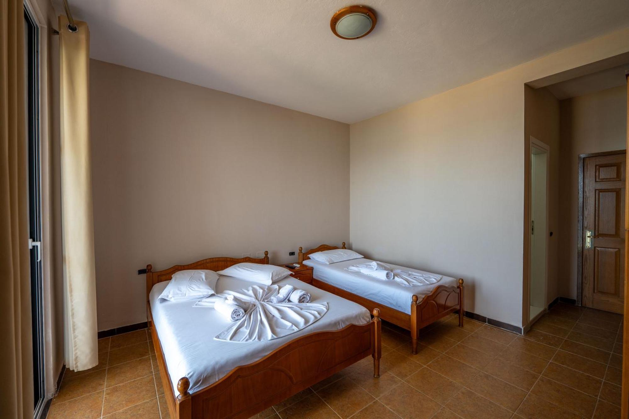 Hotel Nika Radhimë Eksteriør billede