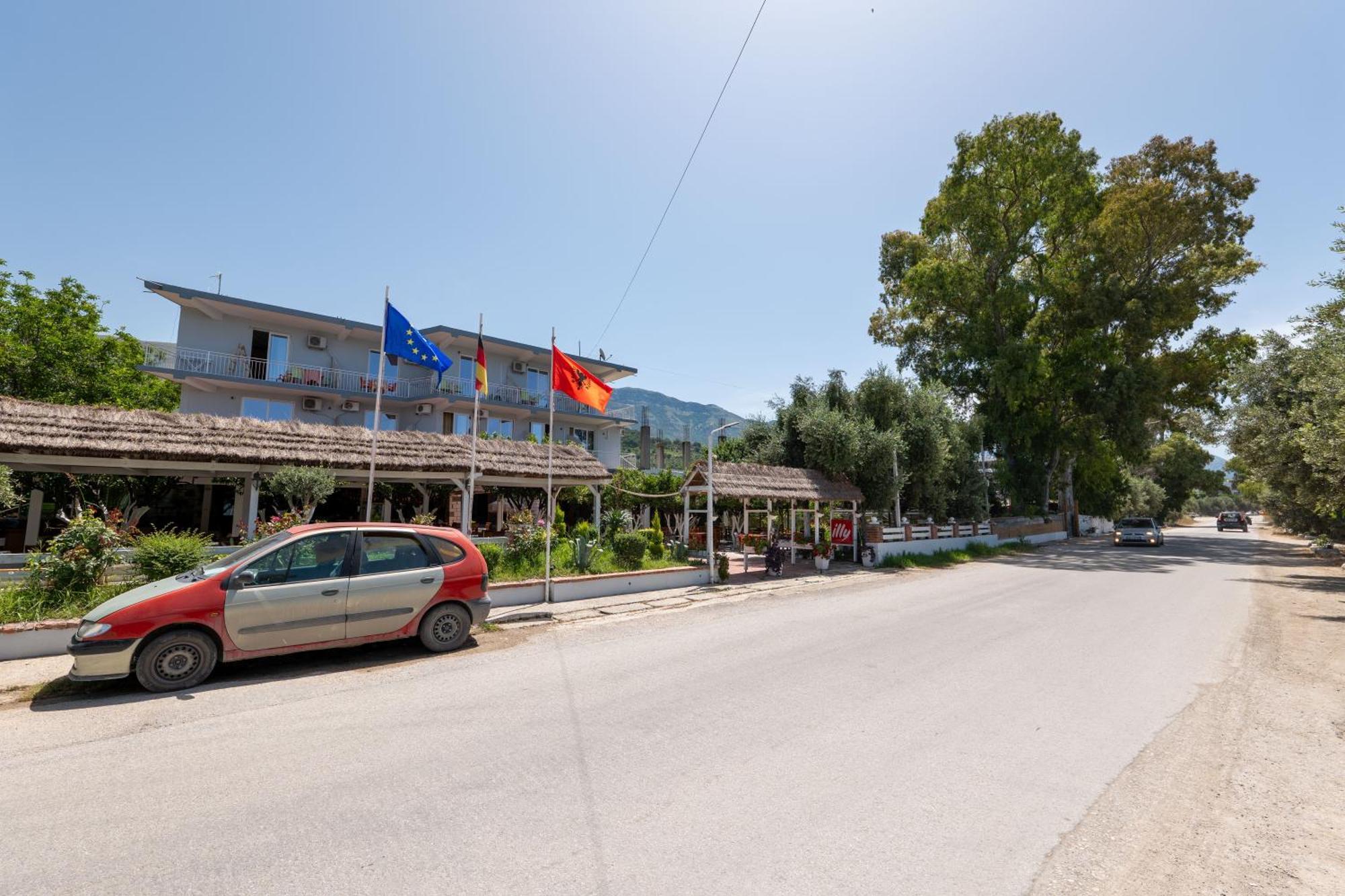 Hotel Nika Radhimë Eksteriør billede